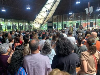 Padre Julio Lancellotti recebe apoio de centenas de entidades durante missa em São Paulo