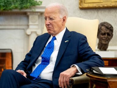 Guardian aponta desfaçatez de Biden: diz que Israel “passa do limite” e o entope de armas