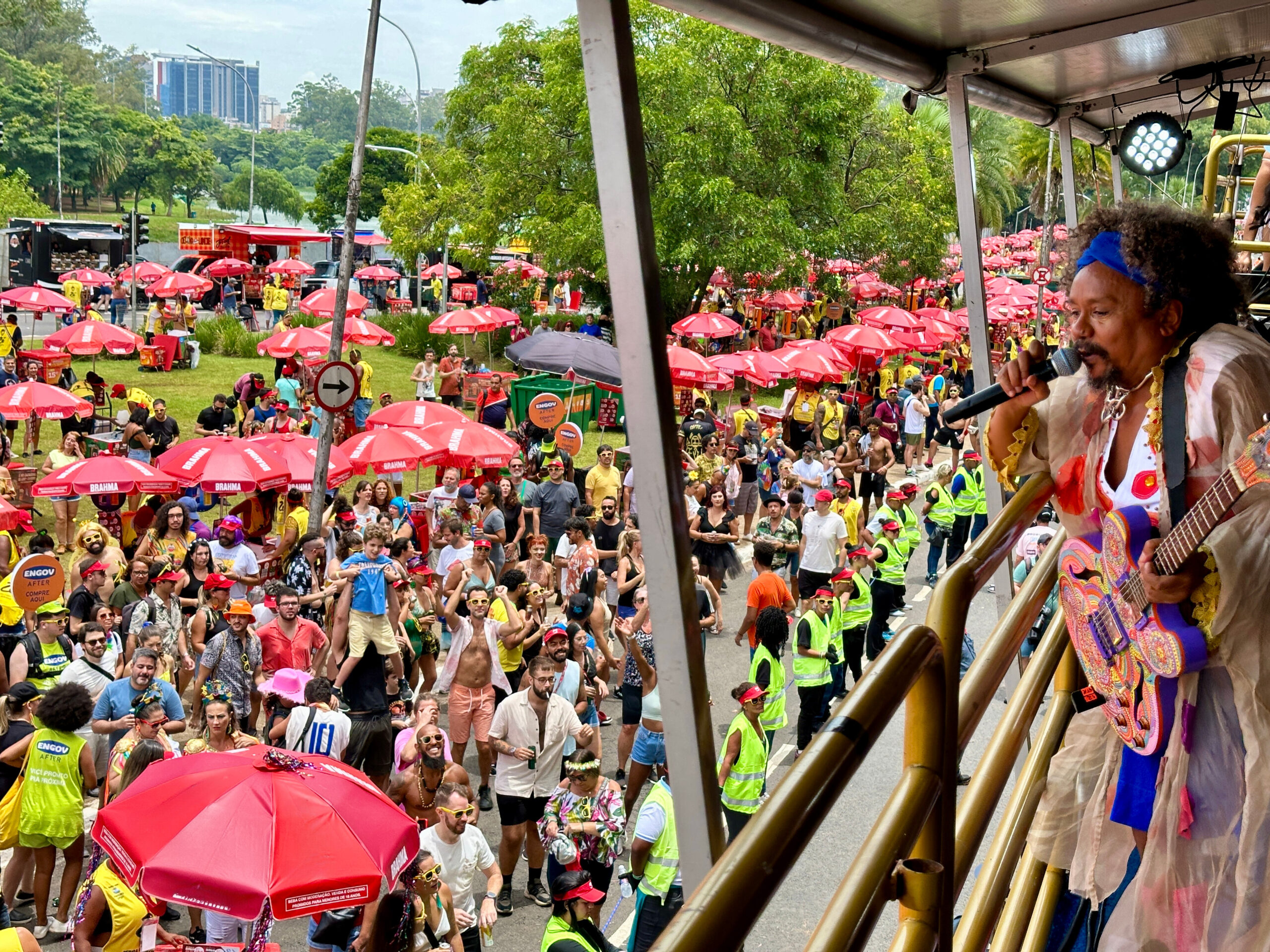 Carnaval leva foliões às ruas de São Paulo e blocos criticam falta