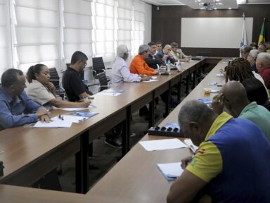 Oficiais da Marinha Mercante, petroleiros e centrais debatem retomada da indústria naval brasileira
