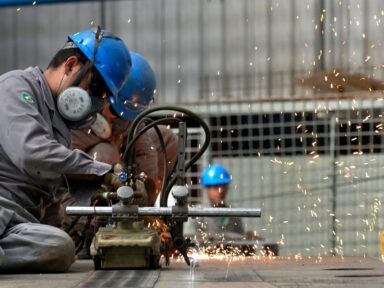 Emprego e produção industrial caem em janeiro, aponta CNI