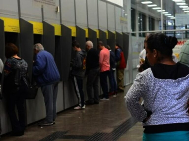 Inadimplência recua em fevereiro, mas ainda atinge 72 milhões de brasileiros