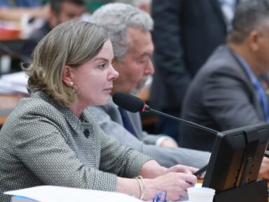 “Acobertaram senador e usuários que ameaçaram família de delegado da PF”, diz Gleisi sobre o X