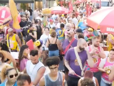 Marchinha contra privatizações de Tarcísio embala foliões pelas ruas do centro de SP