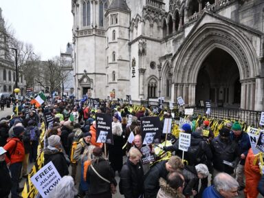 Manifestantes em Londres, Paris, Madri e Berlim exigem que Assange não seja extraditado aos EUA
