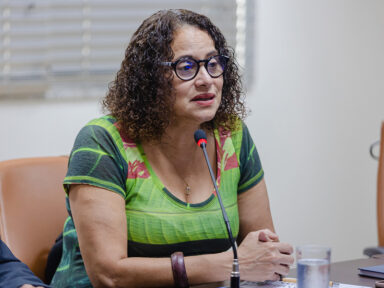 Retomada da industrialização e combate aos juros altos são fundamentais para o país, diz Luciana no Encontro da JPL