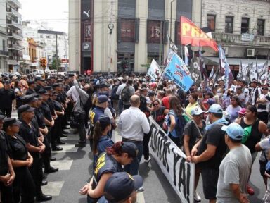 Com 500 bloqueios de estradas, argentinos protestam contra arrocho de Milei