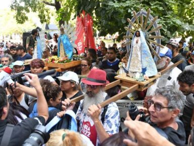 “Fila da fome” ocupa 20 quadras em Buenos Aires e ministra se nega a receber famílias