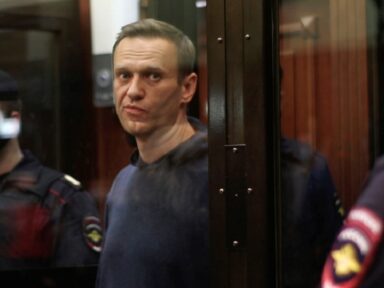 Morre Navalny, que chamou a matar imigrantes como “baratas”