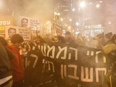 Manifestantes ocupam o centro de Tel Aviv para exigir afastamento de Netanyahu e eleições já