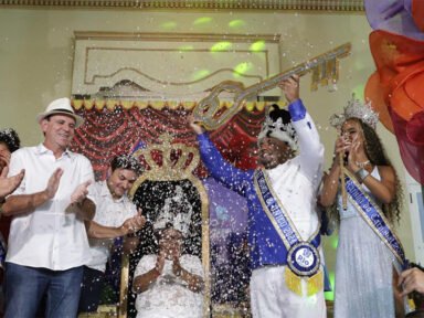 Paes entrega chave da cidade ao Rei Momo e declara aberto o Carnaval do Rio de Janeiro