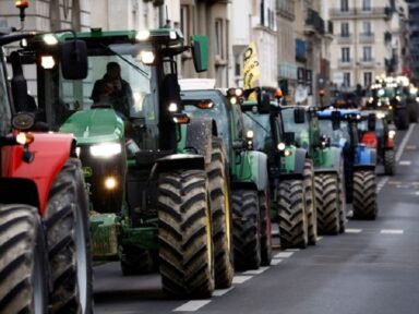 Agricultores protestam diante de Macron contra impostos e restrições que sufocam o setor