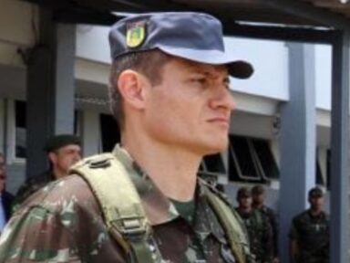 Exército afasta golpistas de postos de comando da tropa