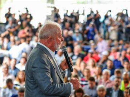 “Estamos recuperando a Petrobrás e vamos recuperar a indústria naval do país”, diz Lula