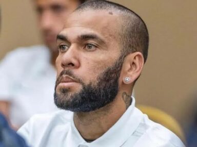 Daniel Alves é condenado a 4 anos e seis meses de prisão por estupro na Espanha 