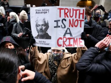 Extraditar Assange é “ilegalidade que viola resolução da ONU”, diz líder do parlamento russo