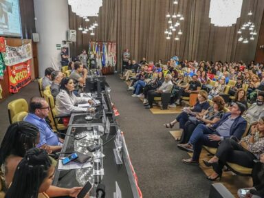 Servidores da Educação ocupam audiência na Câmara de SP contra reajuste abaixo da inflação