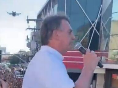 Bolsonaro prevê julgamento dos seus crimes, faz-se de vítima e insulta os juízes