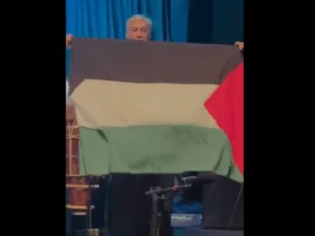 Caetano Veloso ergue a bandeira da Palestina no palco e repudia o genocídio de Israel