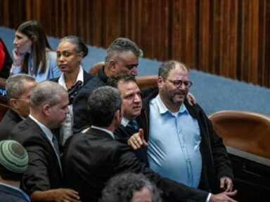 Fascistas fracassaram em calar deputado de Israel que se ergueu no Parlamento contra o genocídio