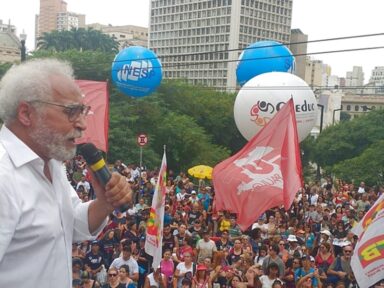 Servidores da Educação mantêm greve em São Paulo e voltam às ruas em manifestação