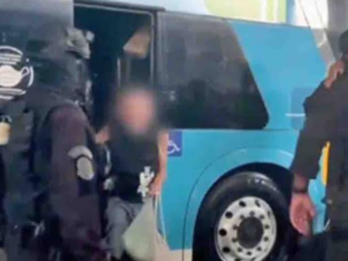 Após 4 horas de impasse, sequestrador de ônibus do Rio libera reféns e se entrega à polícia
