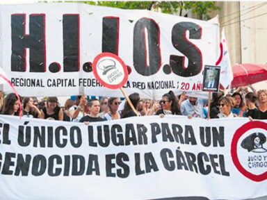 Ativista pelos DDHH teve sua casa pichada na Argentina com sigla pró-Milei e foi espancada