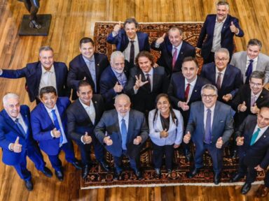 Em reunião com senadores, presidente critica fim da reeleição
