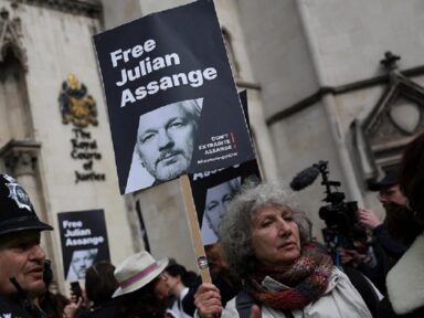 Corte londrina adia decisão sobre extradição de Assange