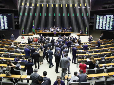 Câmara aprova nova mudança no Ensino Médio com 2.400 horas na formação geral básica