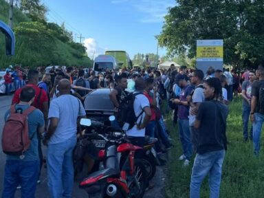 Petroleiros de refinaria privatizada entram em greve contra demissões em massa na Bahia