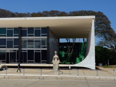 STF forma maioria para invalidar lei do Paraná que facilitava acesso de CACs a armas