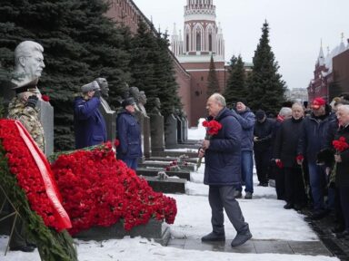 Comunistas russos homenageiam Stalin, que levou a Humanidade à vitória contra o nazismo