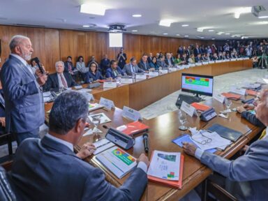 “O que fizemos até agora não basta. Temos que fazer muito mais”, diz Lula em reunião ministerial