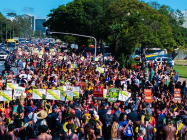 Milhares de indígenas ocupam Brasília pela demarcação e direito aos territórios