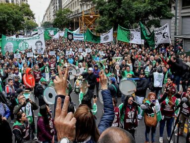 Servidores argentinos fazem dia de luta contra demissões em massa de Milei