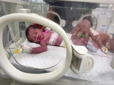 Bebê em Gaza é salvo do útero da mãe morta em ataque israelense