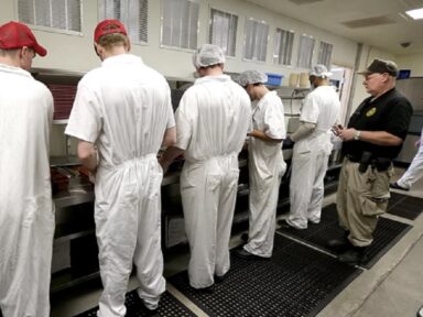 Alabama nega liberdade condicional para manter presos escravizados por mais tempo