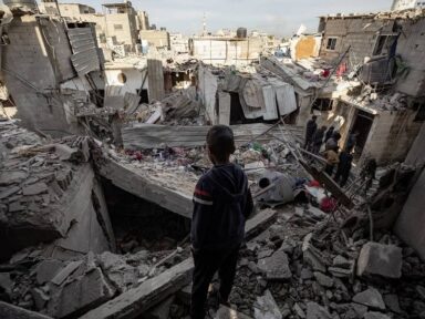 Bomba israelense destrói casa em Rafah, assassinando 10 palestinos de uma mesma família