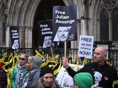 Por expor crimes de guerra dos EUA, jornalista Assange está há cinco anos em cárcere na Inglaterra