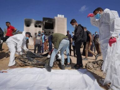 Vala comum com centenas de mortos por soldados israelenses é aberta no Hospital Nasser em Gaza