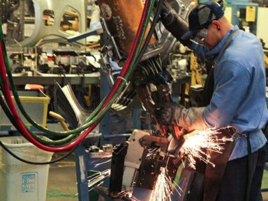 Produção industrial cai 0,3% em fevereiro, diz IBGE