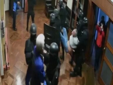 México divulga vídeo da violação de sua embaixada pela polícia do Equador
