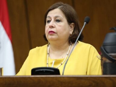Governo do Paraguai corta recursos da saúde e educação, denuncia senadora Esperanza Martínez