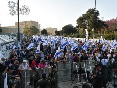 Cem mil cercam o parlamento israelense exigindo a saída de Netanyahu