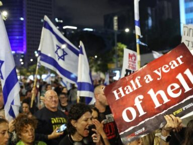 Multidão no centro de Tel Aviv exige a saída de Netanyahu