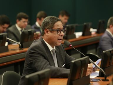 É preciso combater a desinformação com regras para as plataformas digitais, defende Orlando