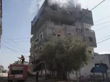 Bombardeio israelense destrói escola, mesquitas e mutila jornalista turco no centro de Gaza