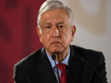Equador invade embaixada do México e Obrador rompe relações com Quito