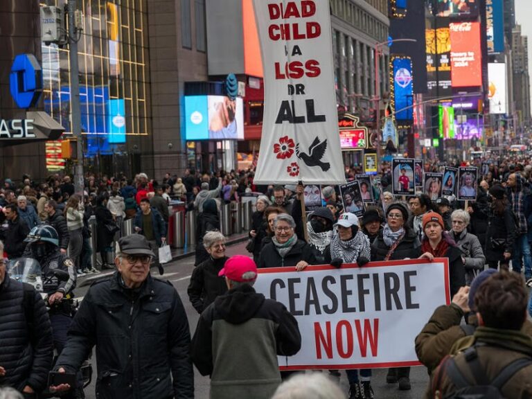 Universitários de NY exigem cessar-fogo e fim do genocídio em Gaza e são reprimidos pela polícia
